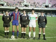 Los capitanes del Bara B y del Elche antes del partido jugado en el Mini el 22 de diciembre de 1985. Fotos: Arxivo Segu / FCB