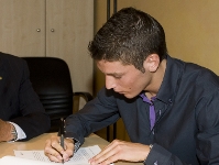 Ilie firma su renovacin hasta el 2011. Fotos:lex Caparrs