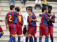 Els jugadors del Cadet A , en la celebració d'un gol. Fotos: Arxiu FCB