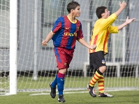 Carlos Martnez celebrant un dels dos gols que va marcar amb l'Infantil A contra el Sant Andreu. Fotos: lex Caparrs/Germn Parga/arxiu FCB.