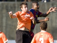 Etock, mximo goleador del Juvenil A, pugnando por la pelota con un jugador del Huesca en el partido del pasado sbado. Fotos: lex Caparrs-FCB.