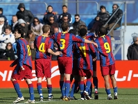 Los jugadores del Juvenil A celebrando uno de los goles del triunfo contra el Espanyol. Fotos: Miguel Ruiz-FCB.