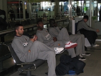 Els jugadors del Regal Bara a l'aeroport de Nantes. Foto: FCB