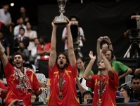 Gasol levantando el trofeu del Mundial de 2006 en Japón (Foto: www.fiba.com)