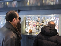 Tour especial y emotivo el de los exjugadores y la comisin deportiva blaugrana en el Museo Drazen Petrovic (Fotos: FCB)