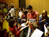 Navarro, signant autgrafs als nens d'Alp. (Fotos: FCB)