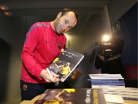 Andrs Iniesta with Polish edition of his book 