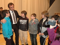 Rosell, amb alguns dels nens d'Alcorisa. Foto: PB d'Alcorisa