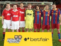 Los participantes de 'El Reto del Penalti', en Old Trafford.