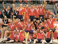 La selecci espanyola d'handbol celebrant el ttol de campi del mn del Mundial de Tunisia 2005.