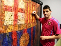 Villa, en el momento de firmar sobre el lienzo. Fotos: Miguel Ruiz / FCB