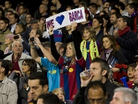Aficionats a les graderies del Camp Nou en el partit FC Barcelona-Sevilla. Foto: Miguel Ruiz.