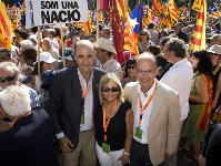 De izquierda a derecha: Jordi Moix, Pilar Guinovart y Jordi Cardoner, directivos del Bara que han representado al club en la manifestacin. Foto: lex Caparrs-FCB.