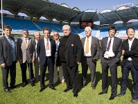 Sandro Rosell y Paul Goz, presidente de la USAP, en el centro, en el csped del estadio Aim Giral. Foto: Archivo.