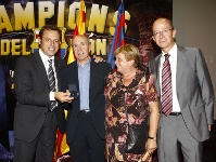 Rosell hands out gold badges