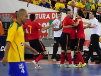 Los jugadores espaoles celebran uno de los goles ante la decepcin de Ari Santos. Fotos: CBFS.