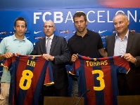 Lin i Torras, amb Joan Bladé i Marc Carmona, en la seva presentació. Fotos: Àlex Caparrós - FCB.