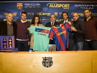 Foto de família amb les samarretes lluint el nou patrocinador. (Fotos: Àlex Caparrós - FCB)