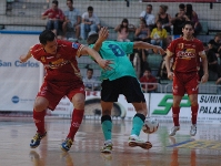Vinicius disputa el balón ante Lin. Fotos: LNFS.