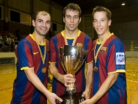 Els tres fitxatges de l'estiu posen amb la Copa Catalunya. Fotos: Arxiu FCB.