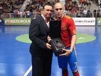 Javi Rodrguez con Miquel Sambola, de la Comisin Deportiva del FC Barcelona.