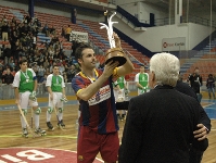 Beto Borregán levanta el trofeo de campeón en Bilbao. Foto: Gonzalo Gorostiza y Archivo FCB.