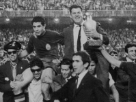 Olivella, a l'esquerra, després d'aixecar la copa l'any 1964. Fotos: www.uefa.com