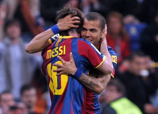 Messi, celebrant el seu gol de penal amb Alves. Fotos: Miguel Ruiz-FCB