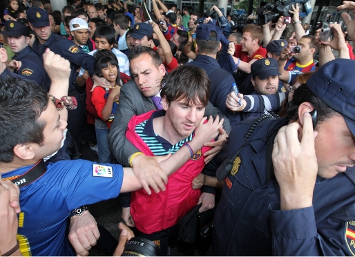 Leo Messi, rodejat d'aficionats a Barajas. Fotos: Miguel Ruiz-FCB