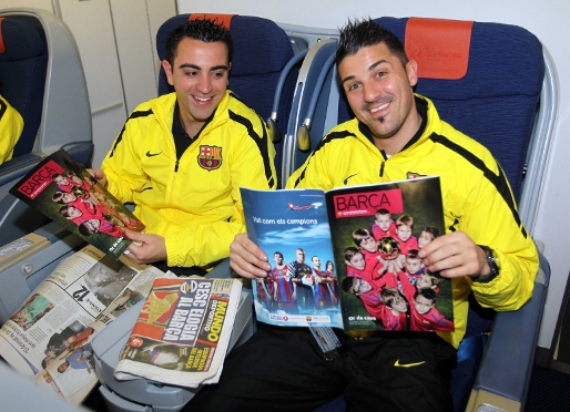 Xavi i Villa, amb la REVISTA BARA, durant el vol cap a Londres. Foto: Miguel Ruiz (FCB).