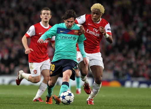 Messi entre Song i Wilshere al Emirates davant l'Arsenal. Fotos: Miguel Ruiz