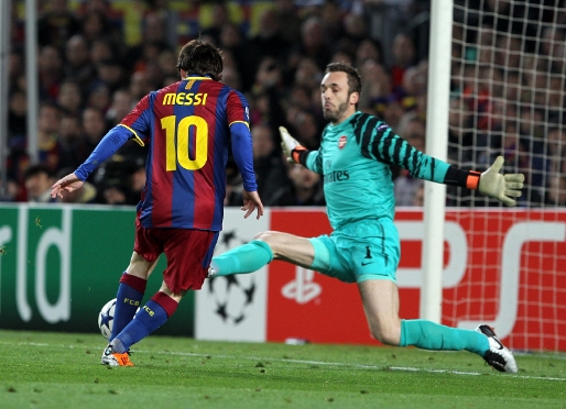 Dimarts, Messi superant Almunia amb un subtil toc de pilota. Fotos: Miguel Ruiz/lex Caparrs/Arxiu FCB