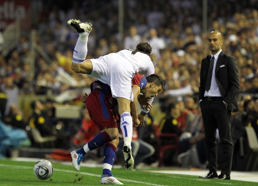 Ramos salta sobre Villa, en una jugada que acaba amb falta del jugador blaugrana. Fotos: Miguel Ruiz-FCB