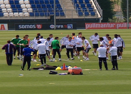 Los jugadores del Real Madrid durante el entrenamiento de este martes en Valdebebas.