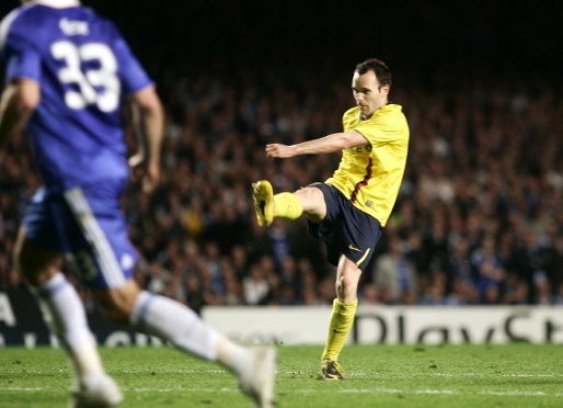 Iniesta, en el gol d'Stamford Bridge. Fotos: arxiu FCB