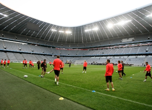 El Allianz Arena ser l'escenari del segon partit del Bara 2011/12. Fotos: arxiu FCB i www.internacional.com.br