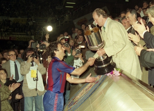 Alexanko, recollint el ttol de Copa de mans del Rei Joan Carles I. Fotos: Arxiu FCB