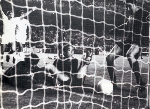 A la imatge, Zabalza anotant el 3-2 d'aquella final, que acabaria guanyant el FC Barcelona per 4-3. Fotos: Arxiu FCB