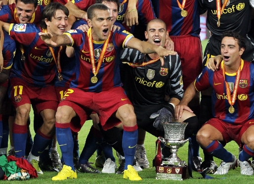 Dani Alves, celebrando con el equipo la Supercopa 2010, el ltimo ttulo que hasta ahora ha ganado con el Bara. Foto: Miguel Ruiz (FCB).