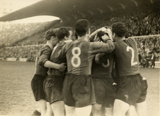 Los jugadores del Bara celebran la consecucin de la Liga 1948/49. Fotos: Archivo FCB