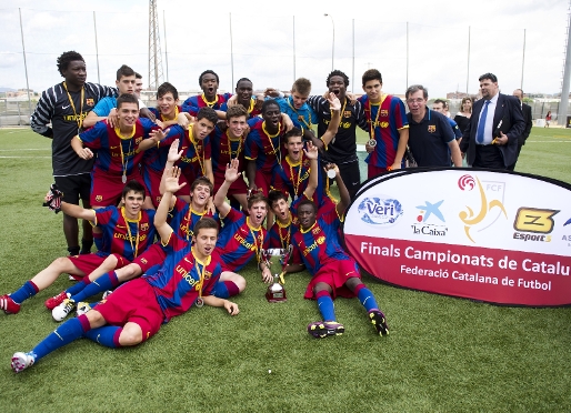 La plantilla del Cadete A con el trofeo del Campeonato de Catalunya. Fotos: lex Caparrs