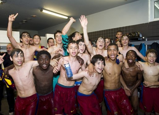Los chicos del Infantil A han celebrado el ttulo de Liga con euforia. Fotos: Alex Caparrs (FCB)
