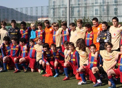 Foto de famlia desprs de l'amists entre l'Infantil B i el FC corfu. Fotos: Severino Fernndez i Arxiu FCB