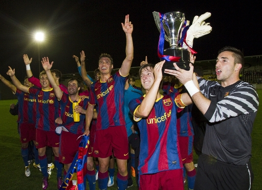 El Juvenil A del Bara aixecant el trofeu de la Copa de Campions desprs de derrotar el Reial Madrid