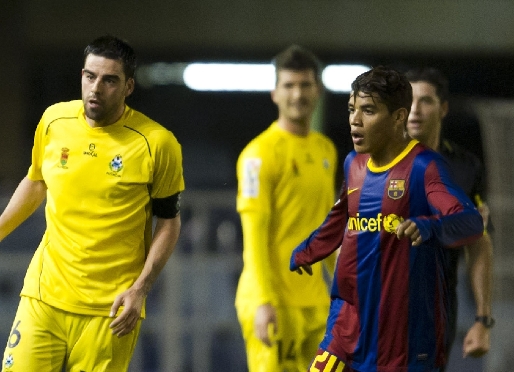 Jonathan Dos Santos vio ante el Alcorcn la quinta tarjeta amarilla. Foto: Alex Caparrs / FCB