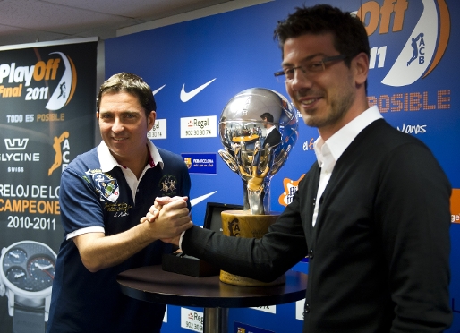Pascual y Katsikaris, con el trofeo, en la sala de prensa del Palau. Foto: lex Caparrs (FCB).