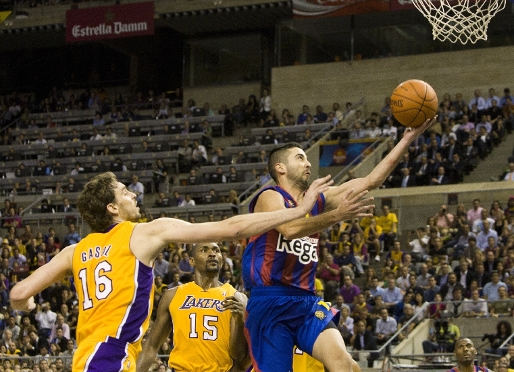 Navarro supera Gasol en el Regal Bara-Lakers de la temporada passada. Fotos: Arxiu FCB.