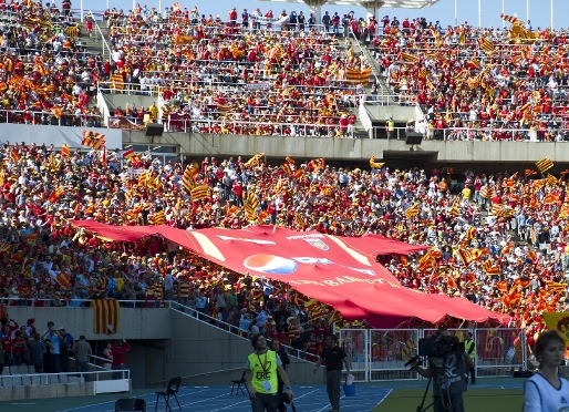 La afición del USAP con las banderas catalanas en el estadio Olímpico. Foto: Àlex Caparrós-FCB