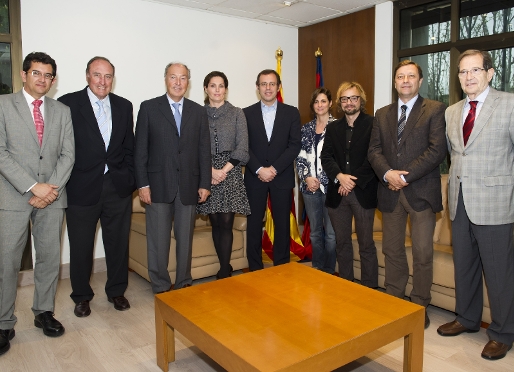 Sandro Rosell y Ramon Pont con los responsables de las diferentes empresas y entidades implicadas. Foto: lex Caparrs / FCB