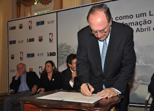 El directivo del FC Barcelona Ramon Pont firmando la alianza entre la Fundación y el BIC ayer en Brasil. Foto: FCB
